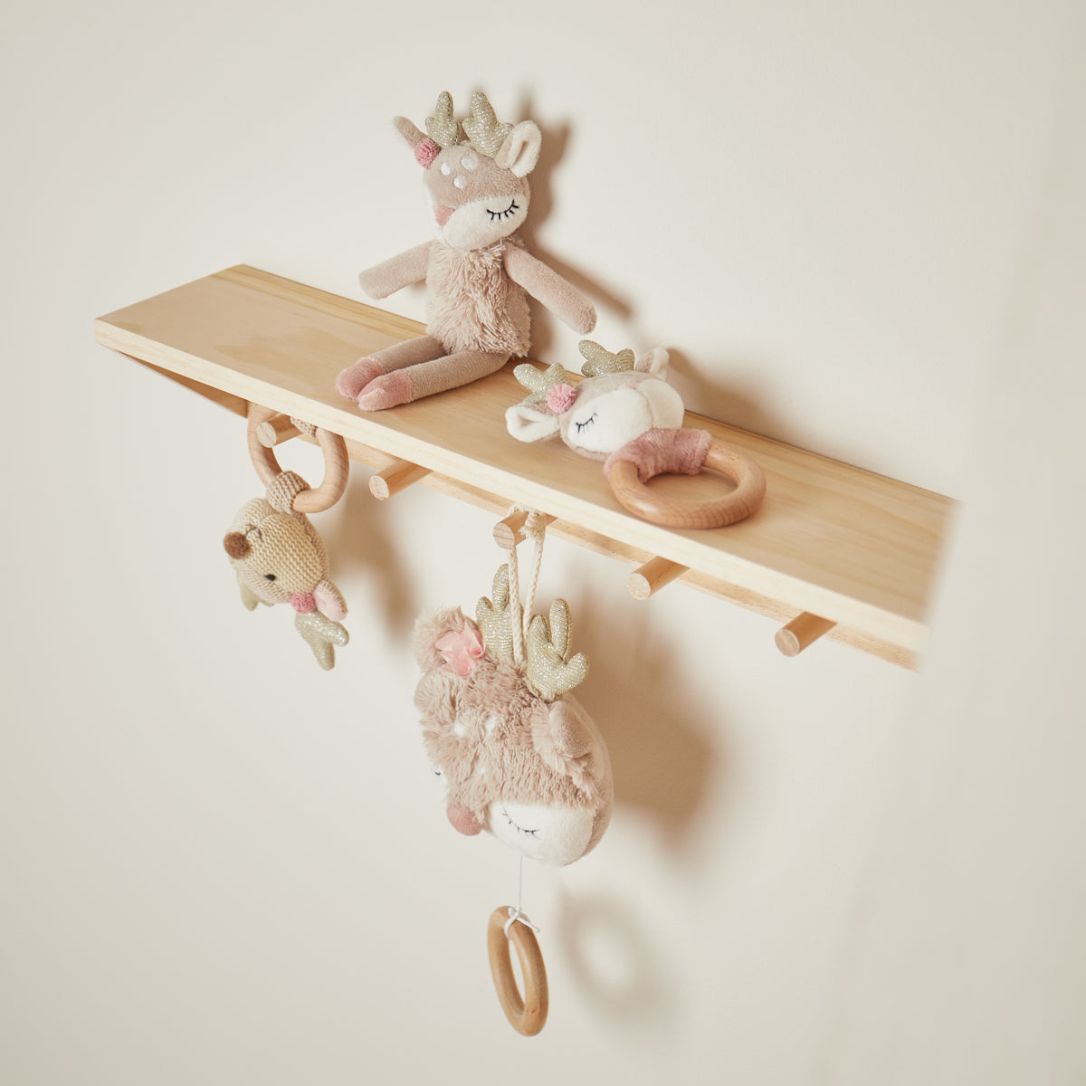 Figurine de jeu faon Ella avec hochet