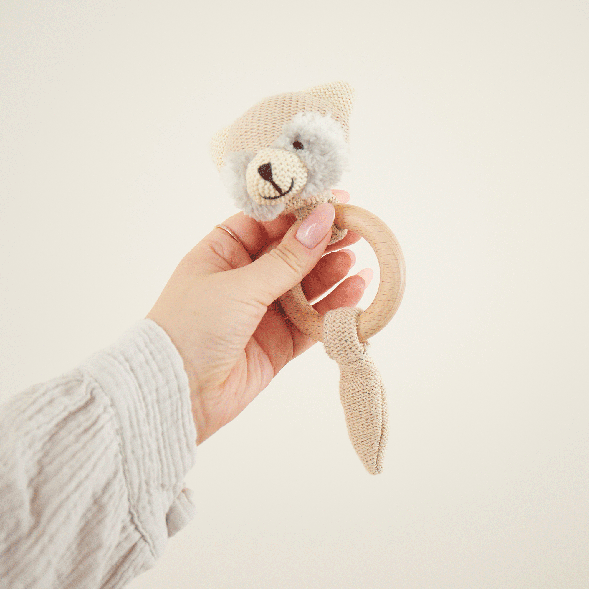 Anneau de préhension raton laveur avec hochet