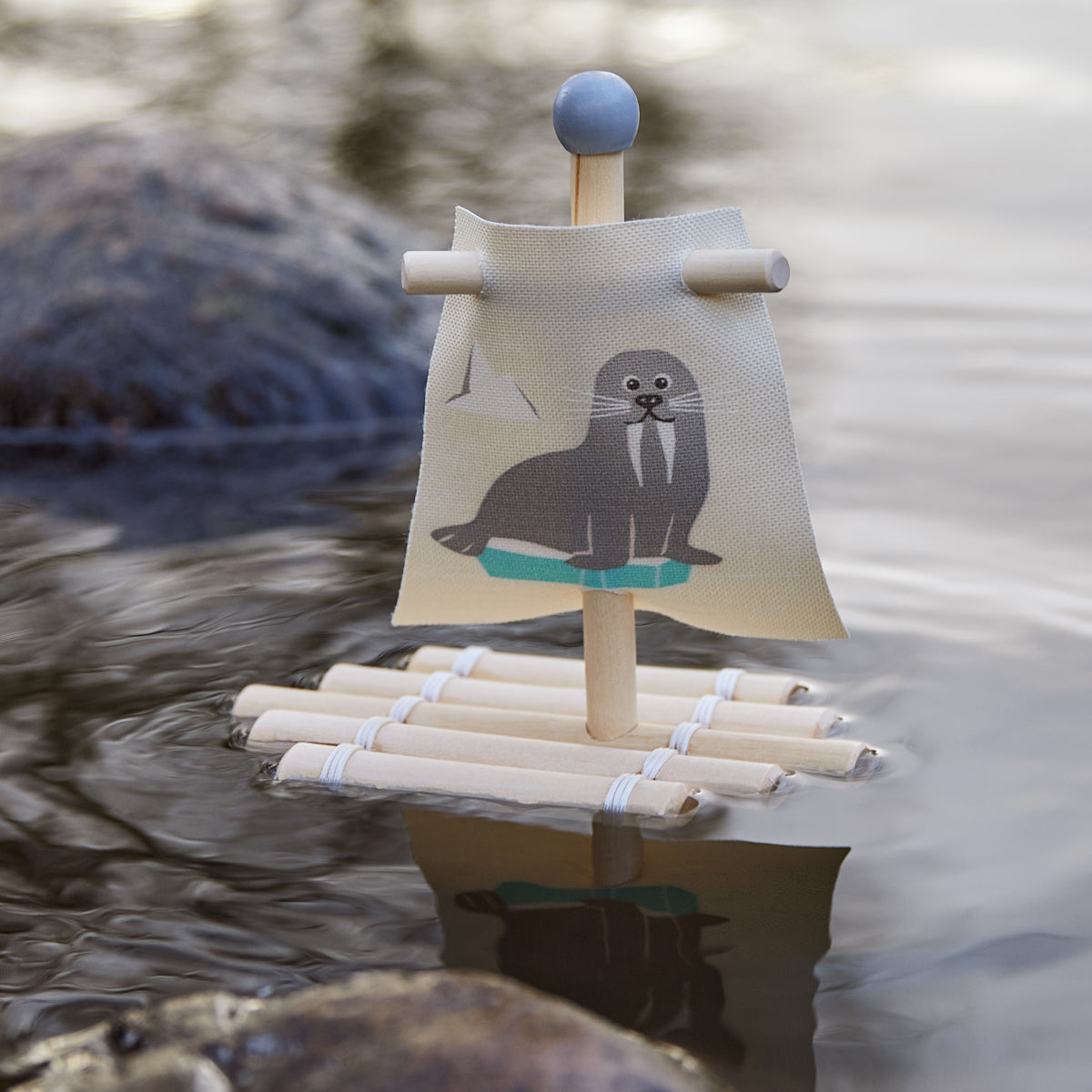 Zattera in legno con vela