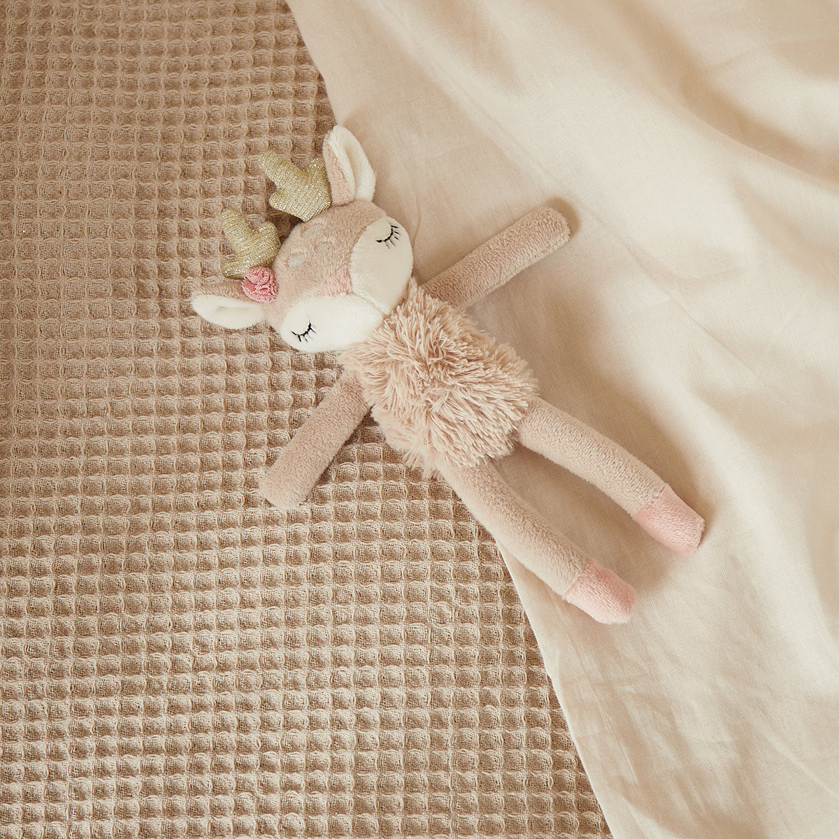 Figurine de jeu faon Ella avec hochet