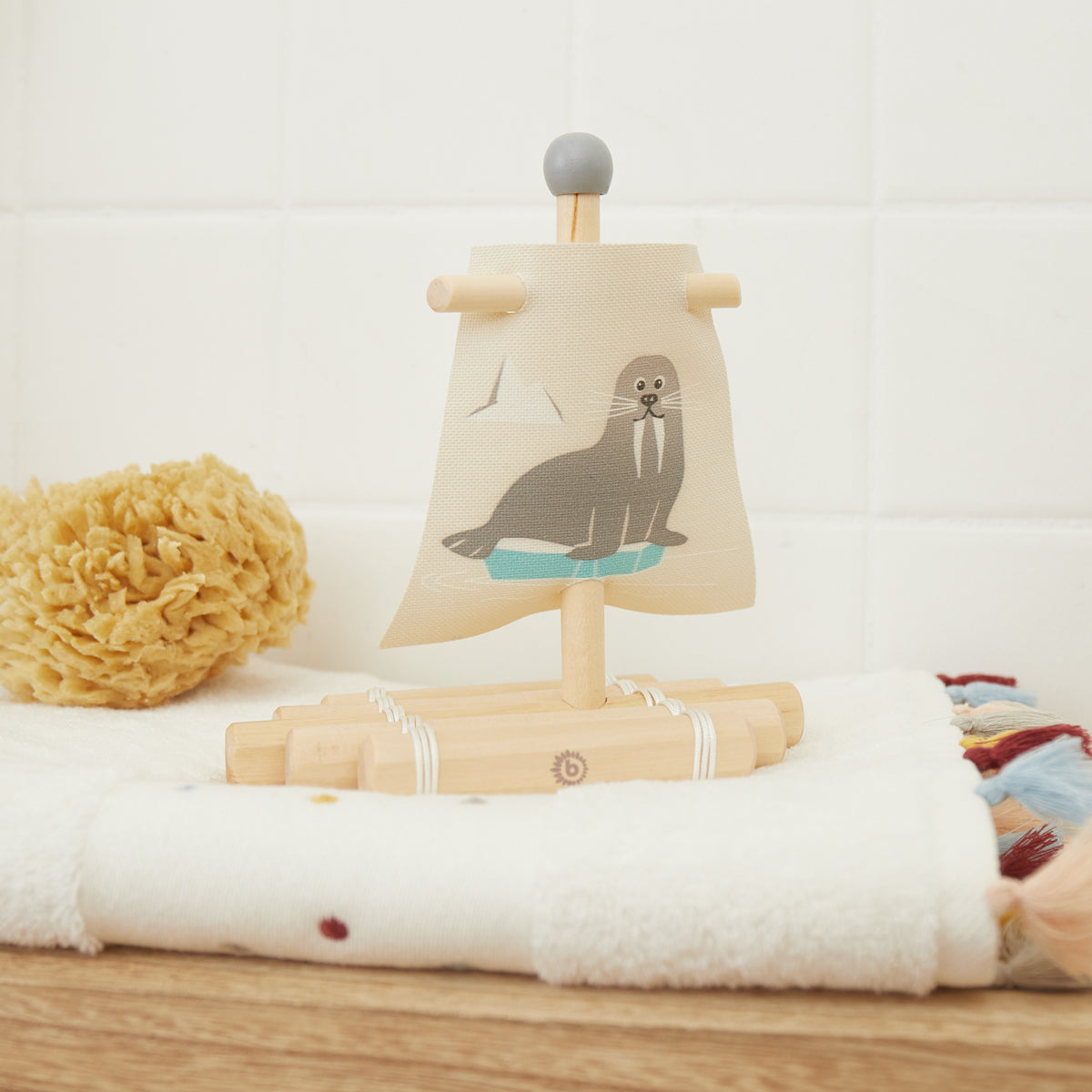 Zattera in legno con vela